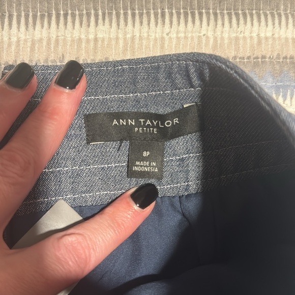NWT Ann Taylor denim skirt. Size 8P zips in back has pockets, great for summer! - Picture 6 of 8